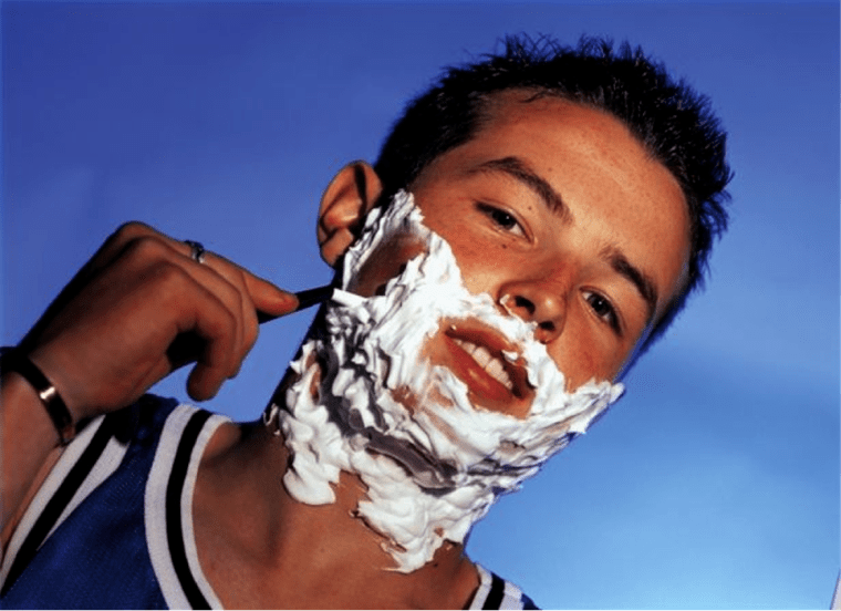 青少年刮胡子并考虑阴茎增大