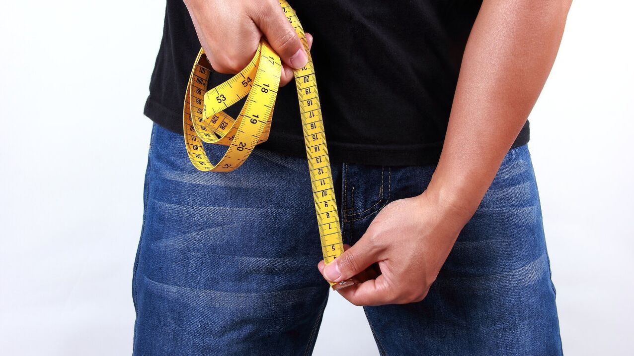 男人在增大之前测量阴茎