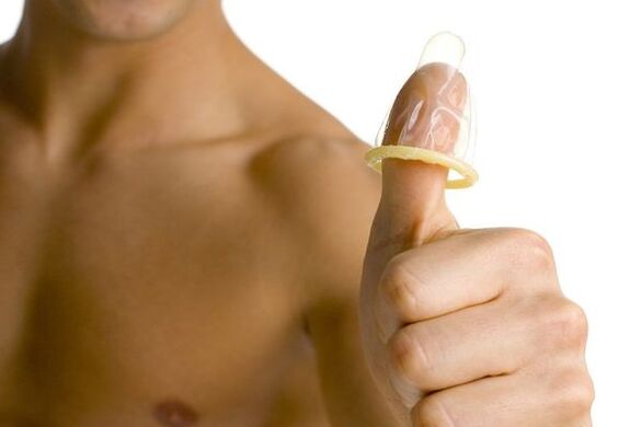 手指上的避孕套象征着青少年的阴茎增大